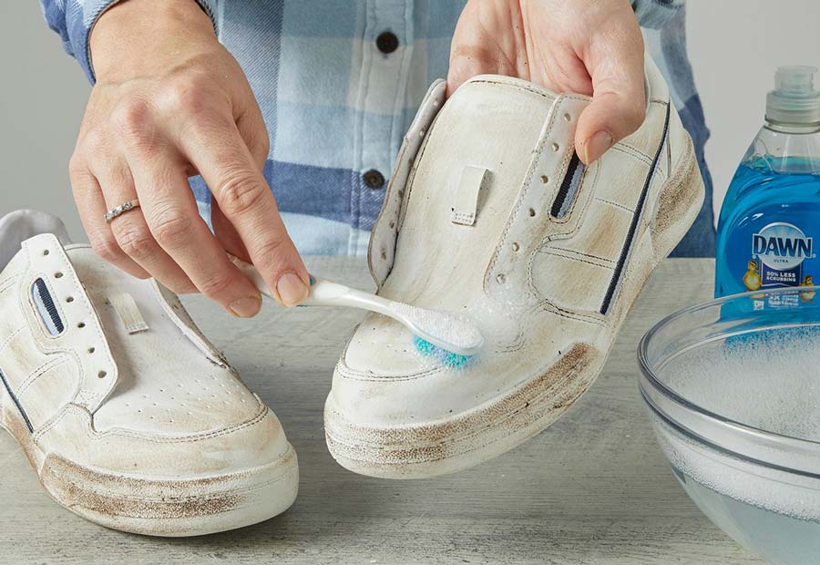 آموزش نحوه تمیز کردن کفش سفید